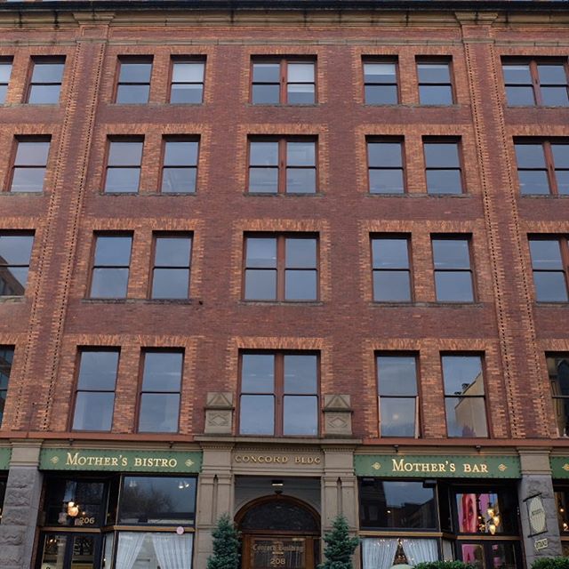 Start Sunday with biscuits and gravy at Mother’s in Portland? Yes please. And now we nap. 😴🍴